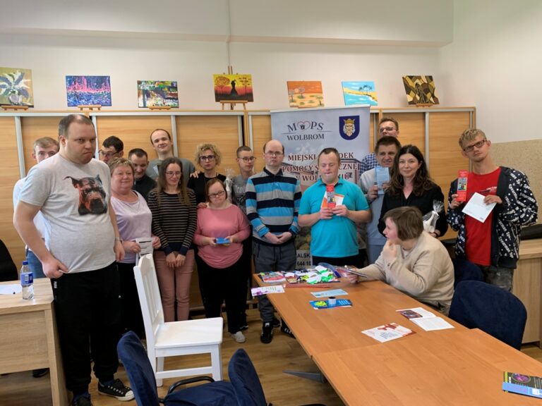 Na zdjęciu widać pracowników Miejskiego Ośrodka Pomocy Społecznej w Wolbromiu, terapeutę oraz uczestników Warsztatów Terapii Zajęciowej z Lgoty Wolbromskiej.