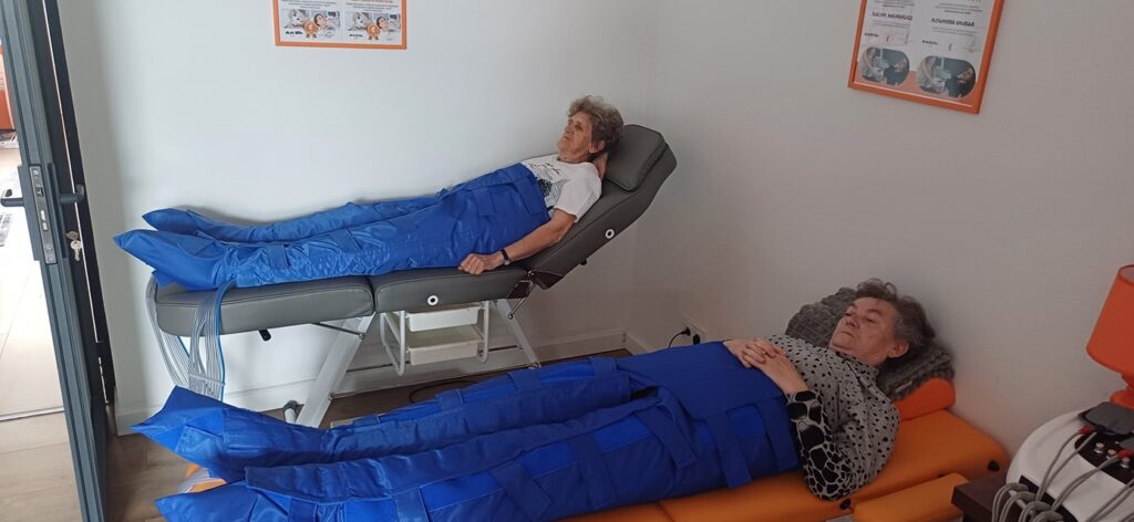Zdjęcie przedstawia uczestniczki Domu Seniora, które korzystają z zabiegu limfodrenażu.