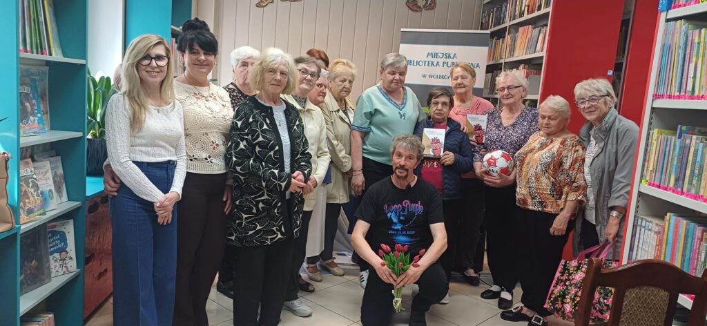 Zdjęcie przedstawia uczestników Domu Seniora na recitalu poetyckim z Panem Piotrem Pilarskim w Bibliotece Miejskiej w Wolbromiu