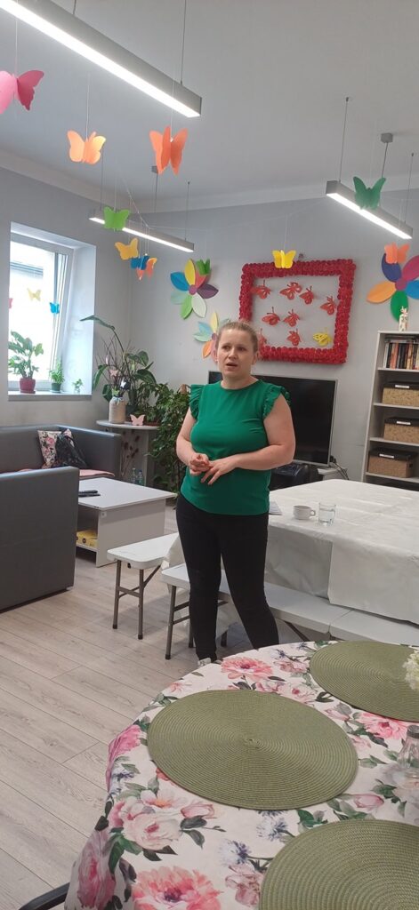 Przedstawia Panią Martę Lutak prowadzącą wykład na temat diety cukrzycowej i prawidłowego żywienia.